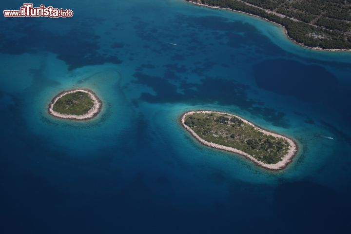 Immagine Piccole isole dalmate fotografate dall'aereo in Croazia. La Dalmazia è la regione più visitata dai turisti per via delle sue innumerevoli spiagge.