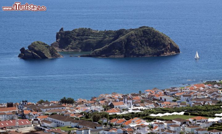 Immagine L'isoletta Illheu de Vila Franca davanti a Sao Miguel (Azzorre), Portogallo. Questo piccolo paradiso dista circa 1 km dalla costa ed è ciò che rimane del cratere di un vulcano sommerso - © 38510782 / Shutterstock.com