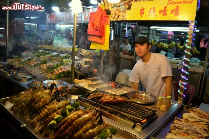 Immagine Bancarelle in Jalan Alor: lungo questa strada di Kuala Lumpur si susseguono le bancarelle che vendono cibo di qualunque tipo: pesce, carne o frutta in un suggestivo mix di odori che pervadono l'ambiente.