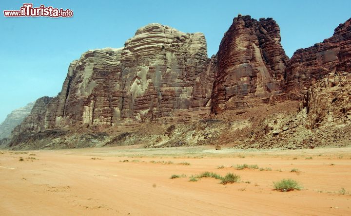 Immagine Uno dei vari "Jebel", le montagne aride e scoscese del deserto del  Wadi Rum in Giordania
