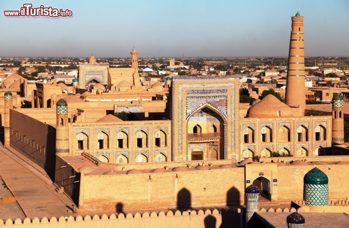 Immagine Khiva la città sulla via della Seta è una delle località monumentali dell'Uzbekistan - © Daniel Prudek / Shutterstock.com