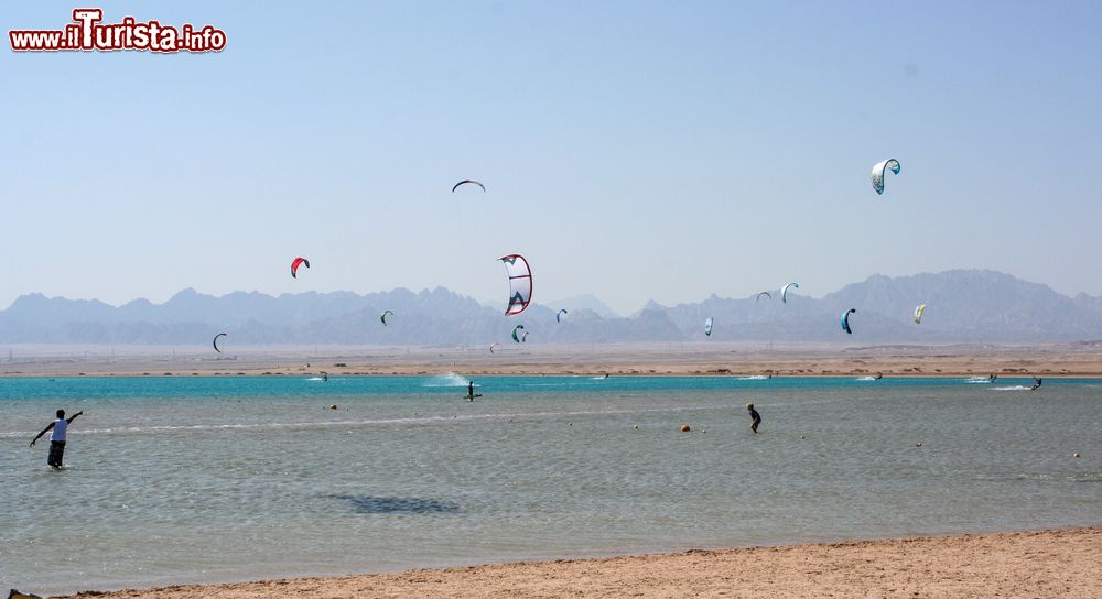 Immagine Kiteboarding sulla spiaggia a Soma Bay, Hurghada, Egitto. Questo sport è nato alla fine degli anni '90 come variante del surf.