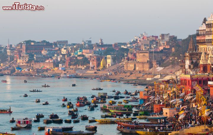 Immagine Il festival Kumbh Mela a Varanasi, sulle rive del fiume Gange in India - © Kurkul / Shutterstock.com