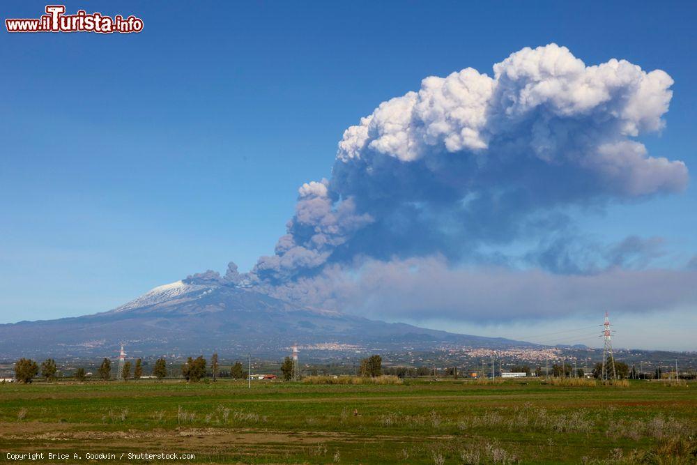 Immagine L'eruzione dell'Etna del dicembre 2018 vista da Belpasso in Sicilia - © Brice A. Goodwin / Shutterstock.com
