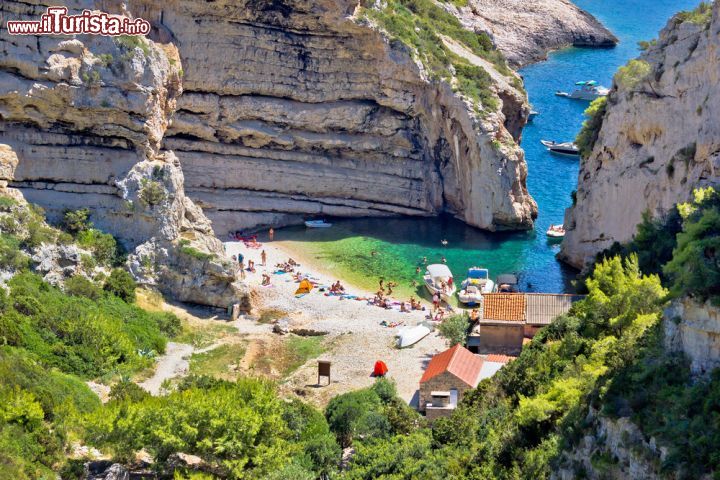 Immagine La baia di Stiniva, la spiaggia sull'isola di Vis, una delle meraviglie della Croazia - © xbrchx / Shutterstock.com