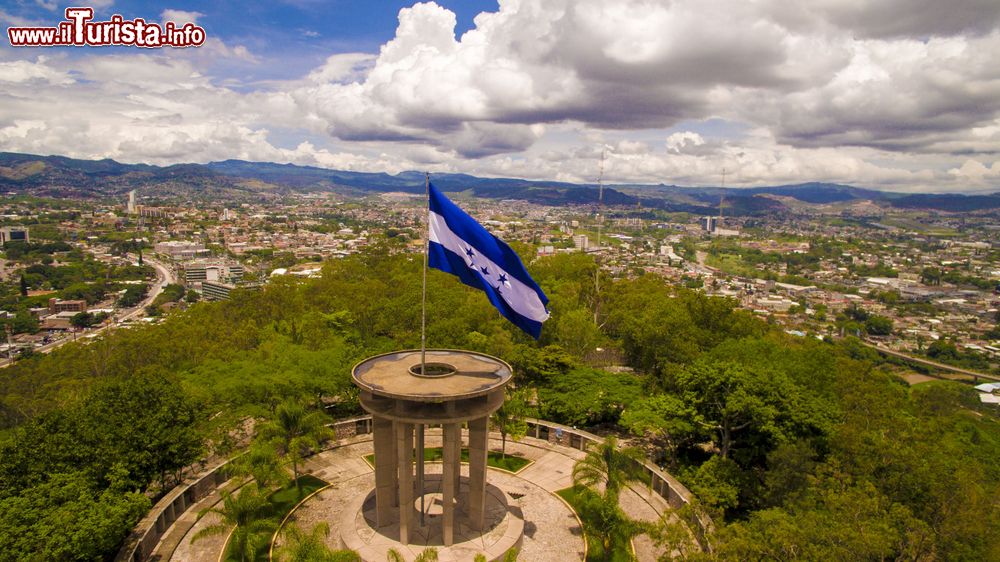 Immagine La bandiera dell'Honduras a Tegucigalpa. Venne adottata nel febbraio 1866; il disegno è basato sulla bandiera degli Stati Uniti dell'America Centrale con i colori centroamericani.