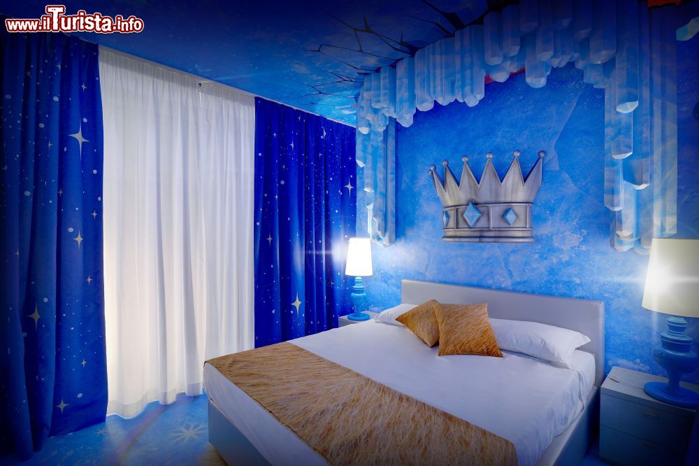 Immagine La camera Cristallo Magico al Gardaland Magic Hotel: il letto matrimoniale