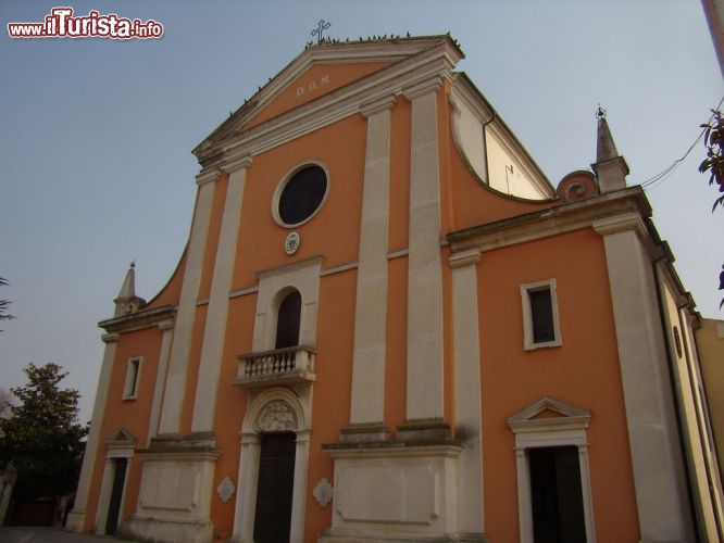 Immagine La Chiesa Arcipretale di San Giorgio si trova in centro a Bergantino, Provincia di Rovigo in Veneto - © Pivari - CC BY-SA 3.0 - Wikipedia