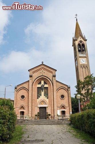 Immagine La chiesa di Santa Maria Assunta a Gropparello, in Emilia-Romagna - © Mi.Ti. / Shutterstock.com