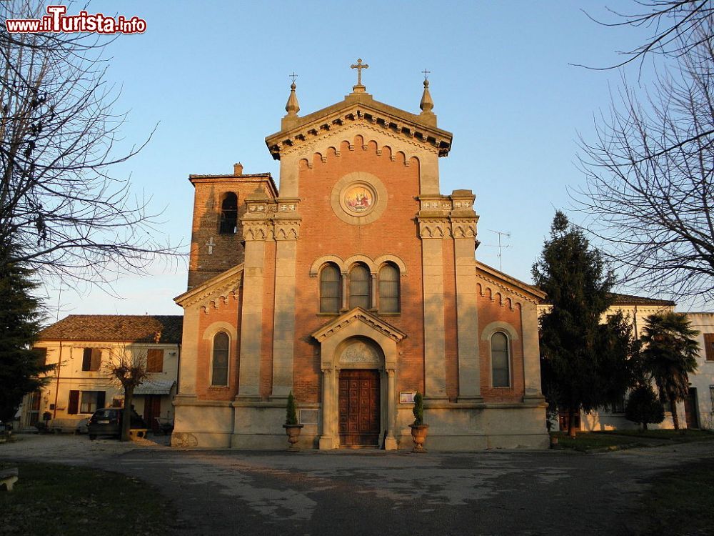 Immagine La Chiesa di Santa Maria Assunta e Santa Lucia di Rovereto, frazione di Ostellato - © Threecharlie, CC BY-SA 4.0, Wikipedia