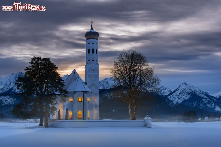 Immagine La chiesa di St. Coloman nei dintorni di Schwangau in inverno. Schwangau è famosa per le sue atmosfere invernali e i suoi spettacolari castelli di Neuschwanstein e Hohenschwanga.