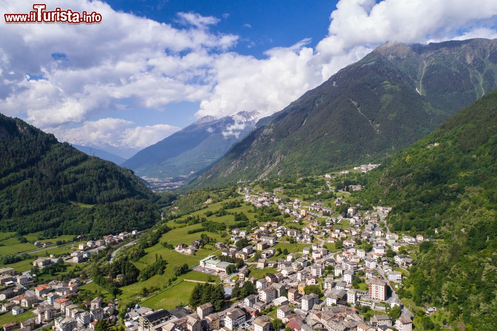 Immagine La città di Sondalo, Valtellina, fotografata dall'alto (Alpi Italiane). Il nome di questa località compare per la prima volta in un documento dell'XI° secolo.
