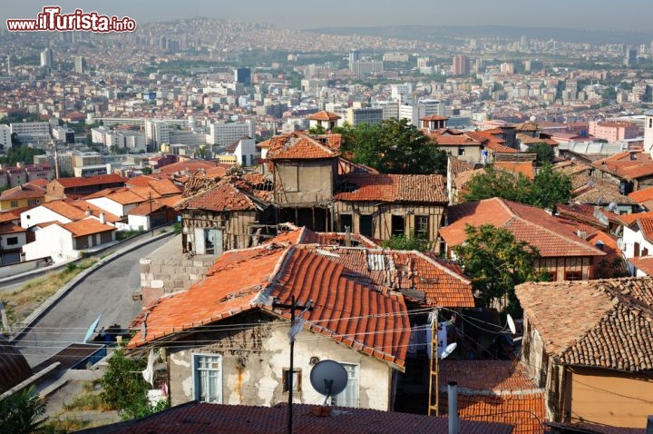 Immagine La citta vecchia di Ankara Turchia sullo sfondo i quartieri moderni - © Serghei Starus / Shutterstock.com
