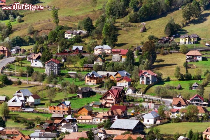 Immagine La cittadina di Bran, a sud di Brasov, in Romania  - © Alexandru Logel / Shutterstock.com