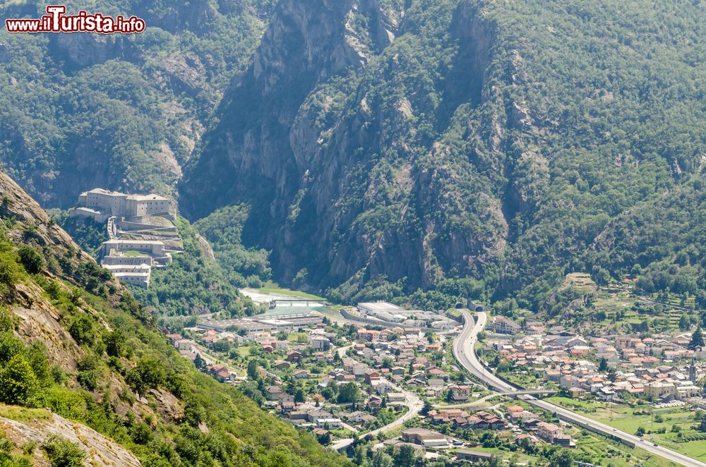 Immagine La cittadina di Hone ai piedi del Forte di Bard, Valle d'Aosta