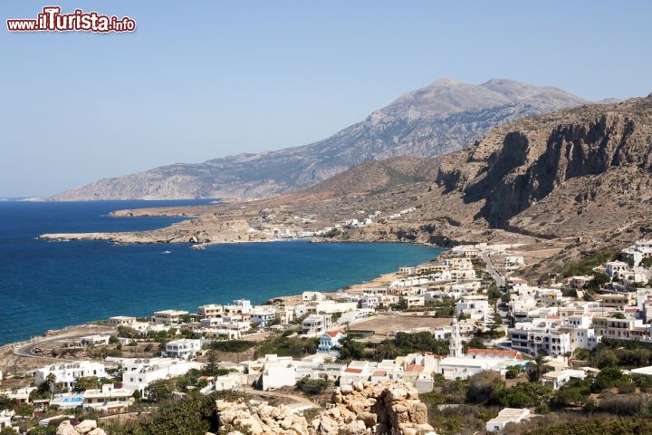 Immagine la costa di Arkasa a Karpathos Dodecaneso Grecia - © baldovina / Shutterstock.com