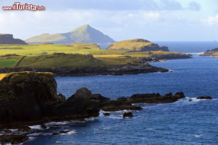 Immagine La costa selvaggia che si può ammirare intorno a Portmagee in Irlanda. La località è un punto di partenza per escursioni nelle vicine isole Skellig e su Valentia Island