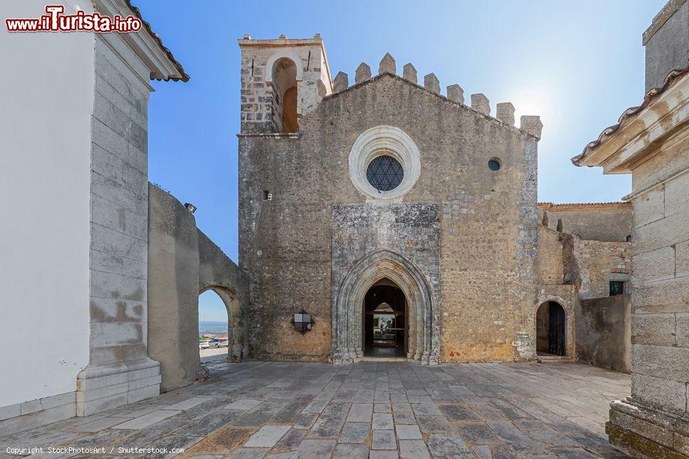Immagine La facciata della chiesa di Santiago a Palmela, Portogallo, con il rosone sopra il portale - © StockPhotosArt / Shutterstock.com