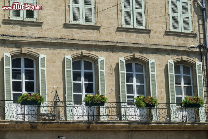 Immagine La facciata di un palazzo storico a Salon-de-Provence, cittadina di circa 45.000 abitanti nel dipartimento francese di Bouches-du-Rhône - foto © Claudio Giovanni Colombo / Shutterstock.com