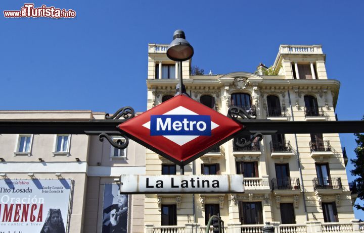 Immagine La fermata metro di La Latina, linea metropolitana n° 5 a Madrid - © Kike Fernandez / Shutterstock.com