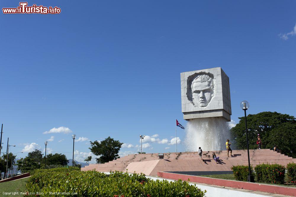 Immagine La fontana-monumento di Abel Santamarìa, militante politico cubano ucciso per aver partecipato all'assalto alla caserma Moncada il 26 luglio 1953 a Santiago de Cuba - © Maurizio Biso / Shutterstock.com