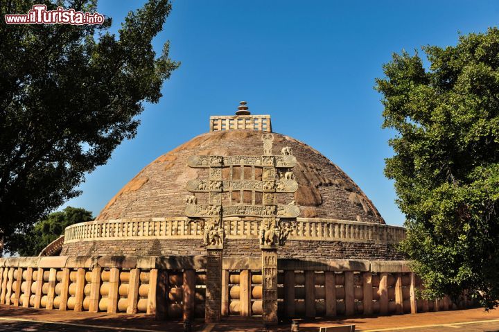Immagine La grande Stupa di Sanchi, patrimonio dell'UNESCO, si trova nello stato di Madhya Pradesh, in India - © veice/ Shutterstock.com