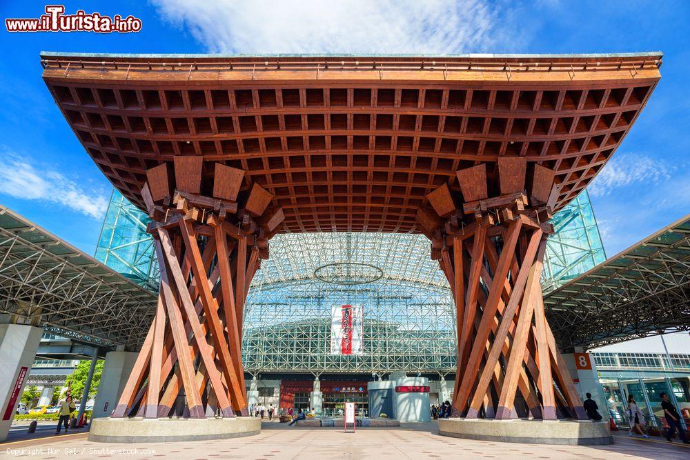 Immagine La moderna struttura che ospita la stazione ferroviaria di Kanazawa, Giappone - © Nor Gal / Shutterstock.com