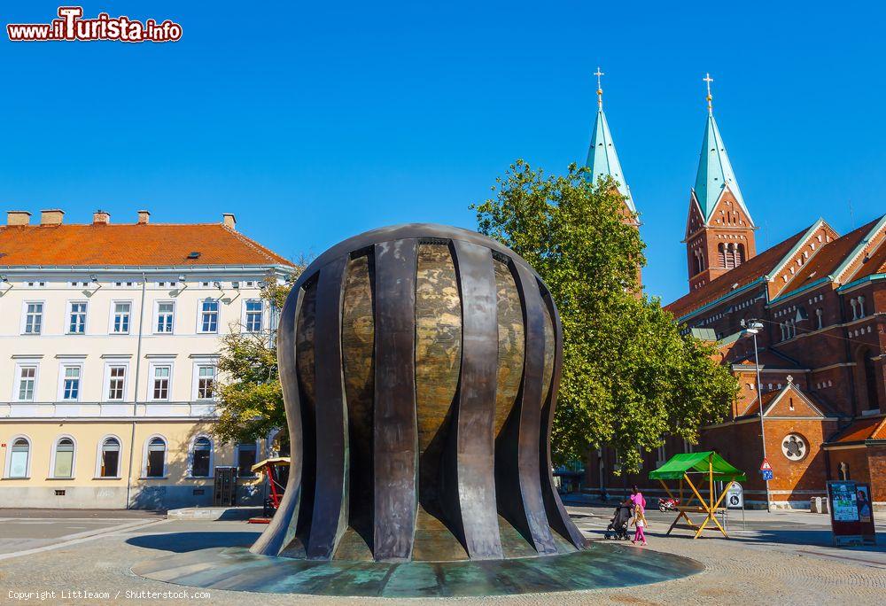 Immagine La palla di bronzo, il monumento dedicato alla liberazione della nazione nella piazza principale di Maribor in Slovenia - © Littleaom / Shutterstock.com