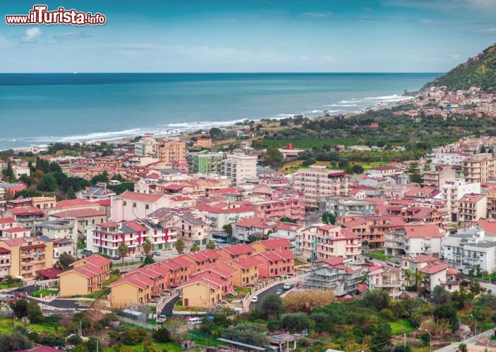 Immagine La parte più moderna della città di Brolo in Sicilia - © Andrew Mayovskyy/ Shutterstock.com