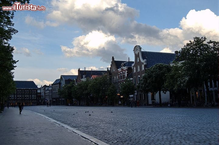 Immagine La grande piazza del mercato di Groningen vista all'alba