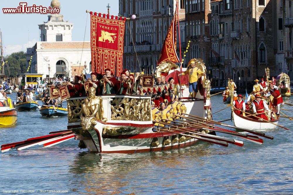 Immagine La Regata Storica a Venezia che si svolge a settembre - © PHOTOMDP / Shutterstock.com