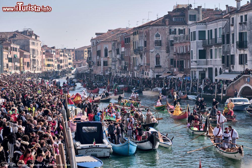 Immagine La sfilata sull'acqua durante il carnevale di Venezia, Veneto. I festeggiamenti carnascialeschi si svolgono per più di una settimana - © Gentian Polovina / Shutterstock.com