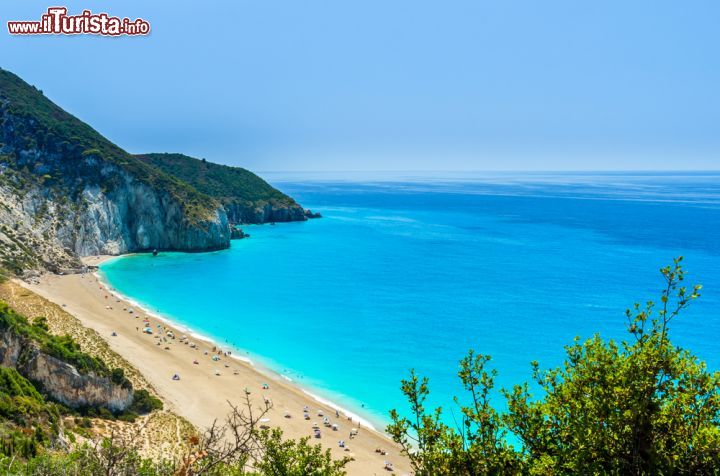 Immagine La costa di Mylos sull'isola di Lefkada, Grecia - Natura quasi incontaminata, per via della difficoltà nel raggiungerla, per la spiaggia di Mylos © Lucian BOLCA / Shutterstock.com