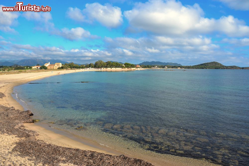 Immagine La spiaggia di Nora si trova nel Comune di Pula, a circa 35 km da Cagliari.