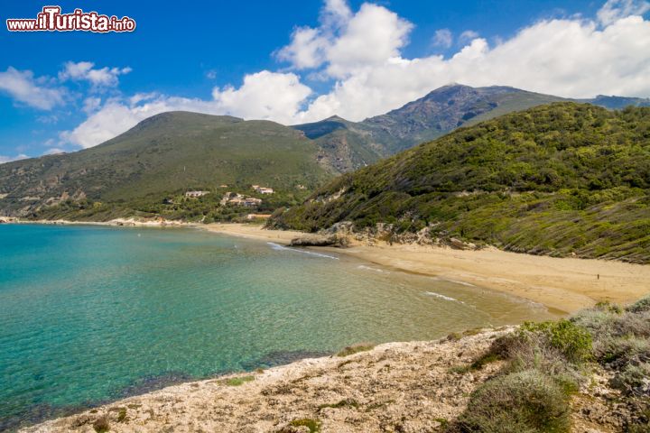 Immagine La spiaggia selvaggia della Marine di Farinole in Corsica, si affaccia sul golfo di Saint Florent, ed è una delle più belle del lato occidentale di Cap Corse