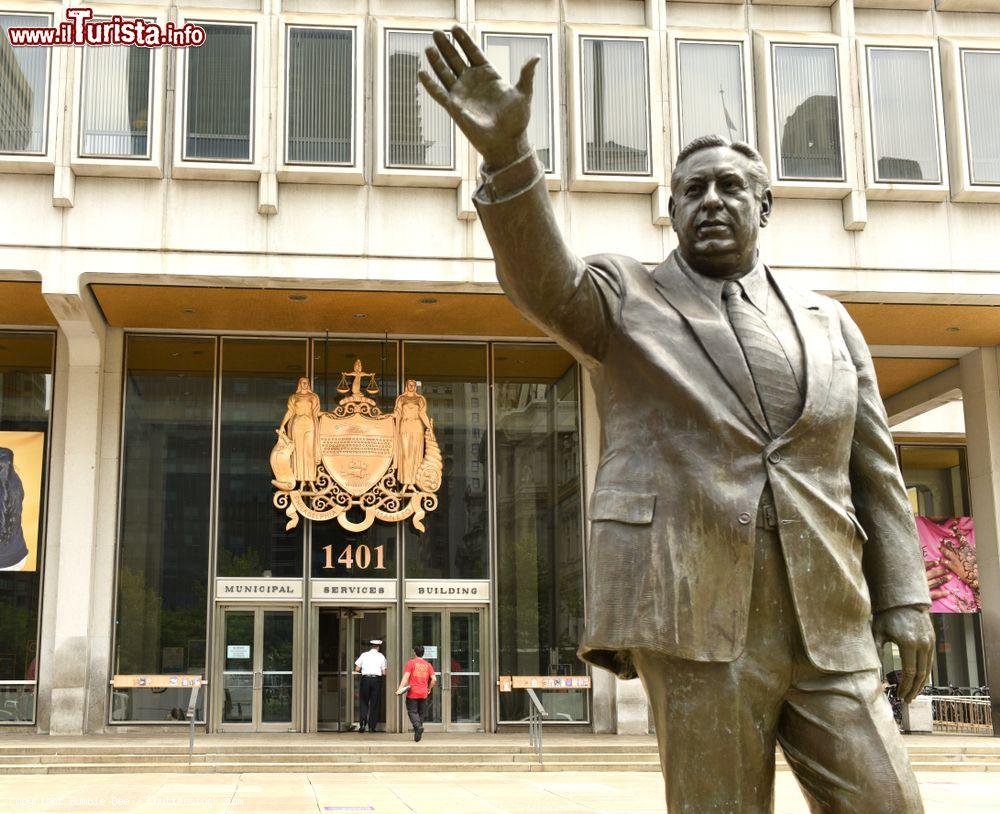 Immagine La statua di Frank L. Rizzo nei pressi del Philadelphia Municipal Services Building, Pennsylvania (USA). Ufficiale di polizia, è stato anche sindaco di Philadelphia dal 1972 al 1980 - © Bumble Dee / Shutterstock.com