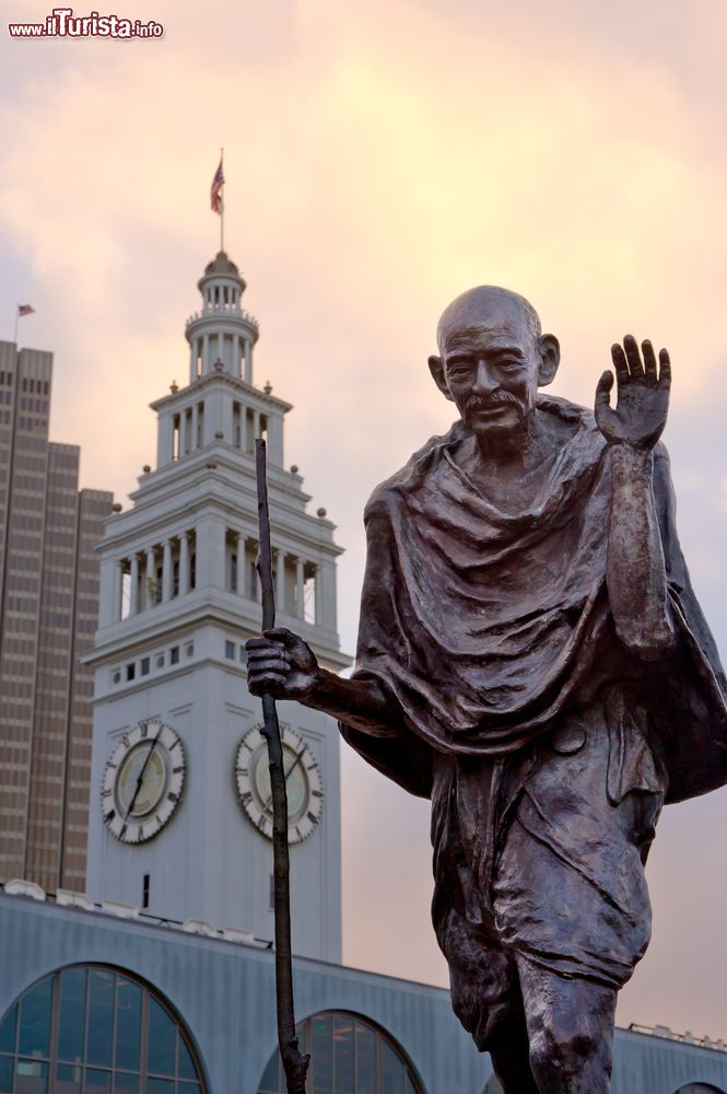 Immagine La statua di Mahatma Gandhi nella piazza del San Francisco Ferry Building, California. Alta poco meno di 2,5 metri e realizzata in bronzo, venne donata alla città dalla Ghandi Memorial International Foundation.