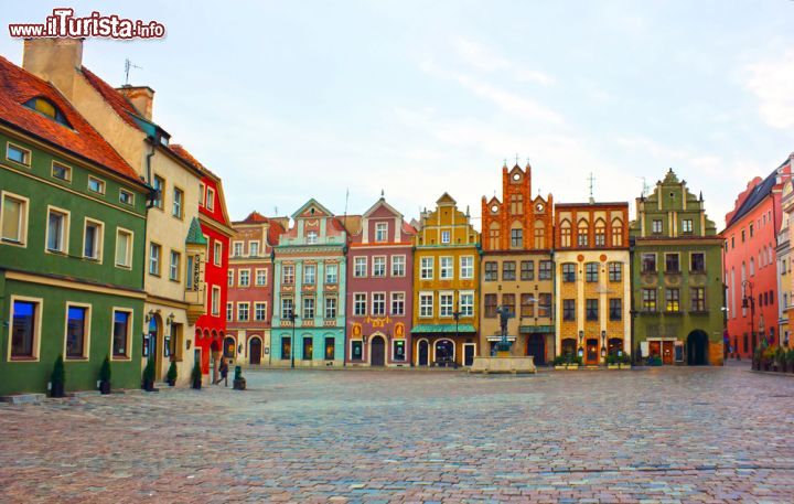 Immagine La storica piazza del Mercato Vecchio di Poznan, Polonia - Un suggestivo scorcio panoramico della piazza principale della città © Neirfy / Shutterstock.com