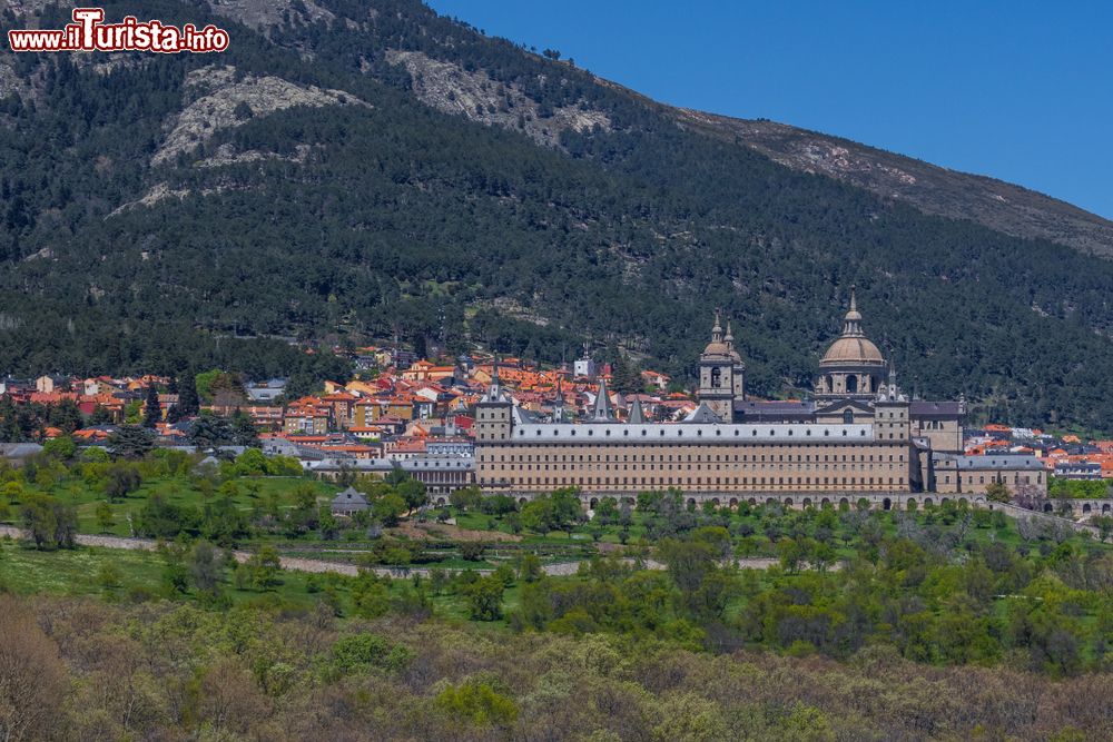 Immagine La storica residenza di San Lorenzo de El Escorial, Madrid, Spagna. Questa enorme costruzione è lunga 208 metri e larga 162 metri; realizzata in granito grigio-bruno, si presenta ricoperta da lastre di ardesia blu.