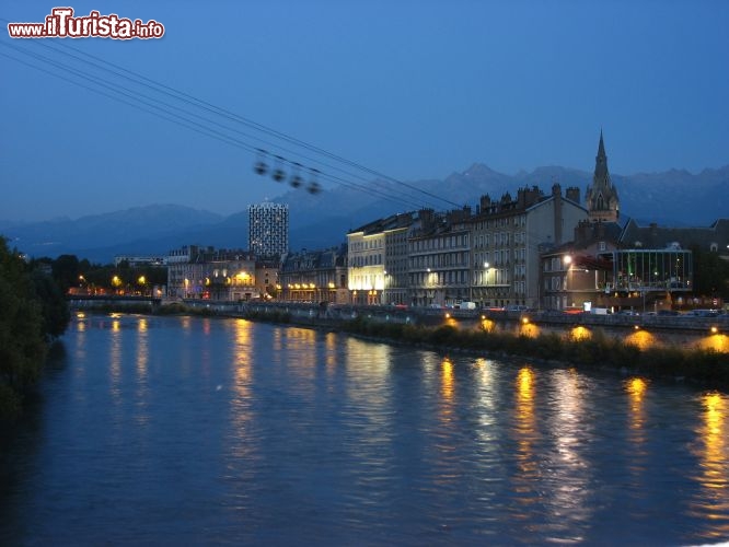 Immagine La teleferica di Grenoble, vista notturna (Francia).