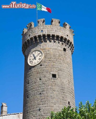 Immagine La Torre dell'Orologio di Bagnaia domina il Palazzo della Loggia e, secondo la tradizione, risale al 1221.