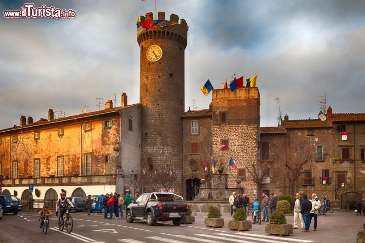 Immagine La Torre dell'Orologio in piazza XX Settembre nel centro di Bagnaia (Viterbo).