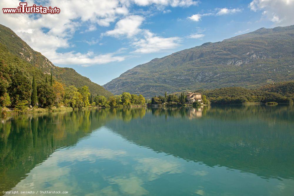 Immagine Lago di Santa Massenza in Trentino, comune di Vallelaghi - © sasimoto / Shutterstock.com