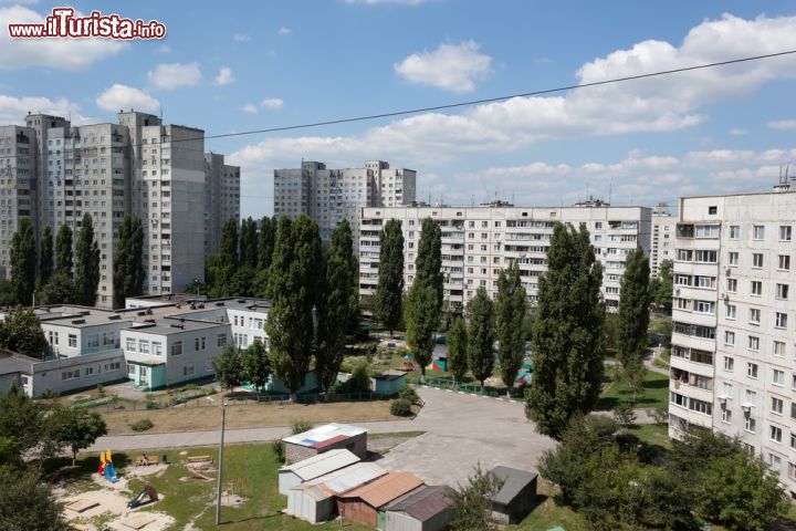 Immagine L'ampio cortile fra le costruzioni di epoca sovietica a Kharkiv, Ucraina. Una bella area verde con alberi fa da cornice a questi appartamenti che si innalzano nel cuore della città