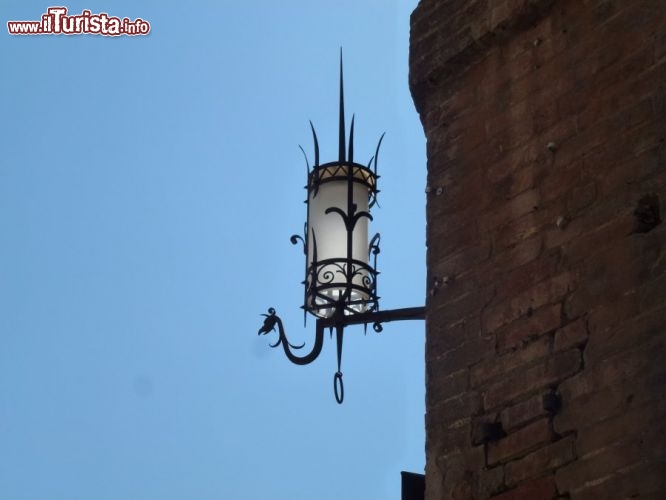 Immagine Caratteristico lampione sulla ripida Costarella dei Barbieri, a Piazza del Campo, Siena