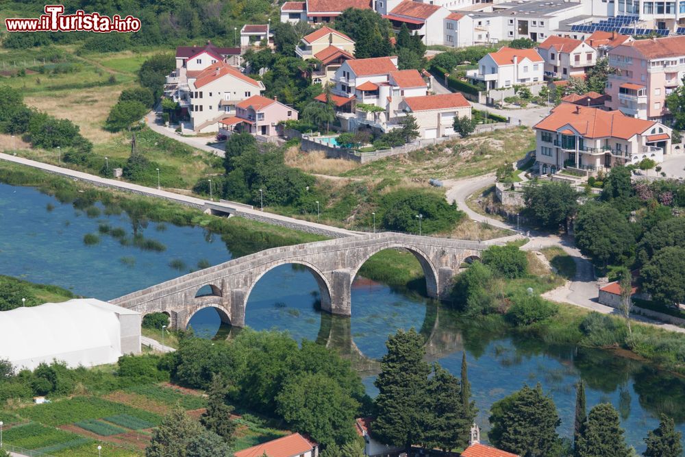 Immagine L'antico ponte Arslanagic nella città di Trebinje, Bosnia Erzegovina. Costruito per volontà del pascià Sokollu Mehmed, si trova a nord del centro storico.