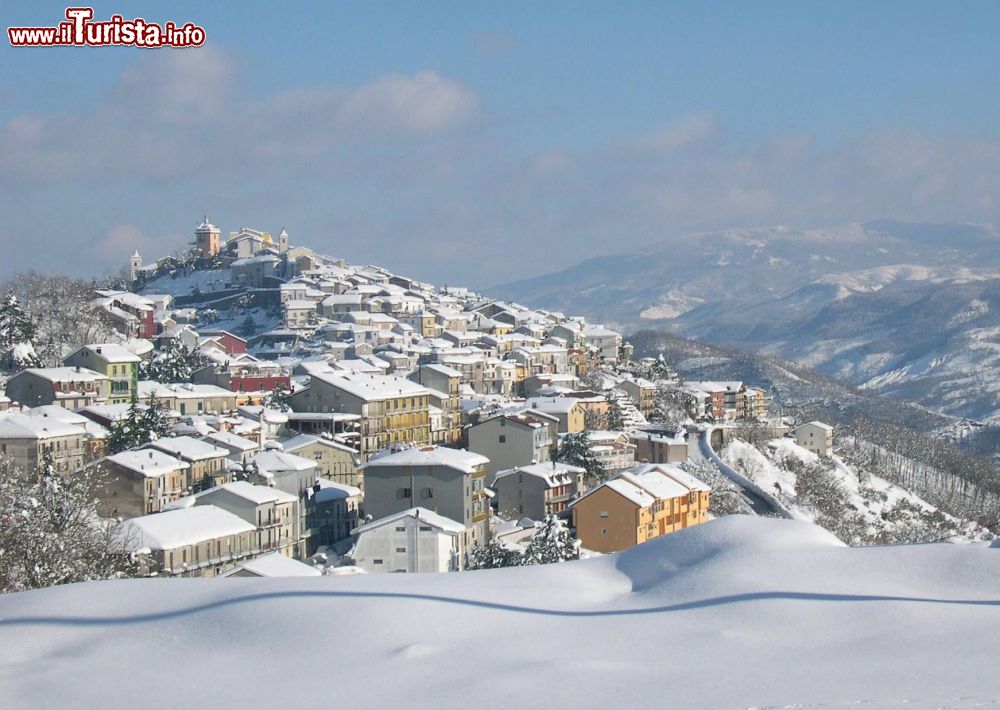 Immagine Latronico sotto la neve: siamo nell'Appennino Lucano in provincia di Potenza
