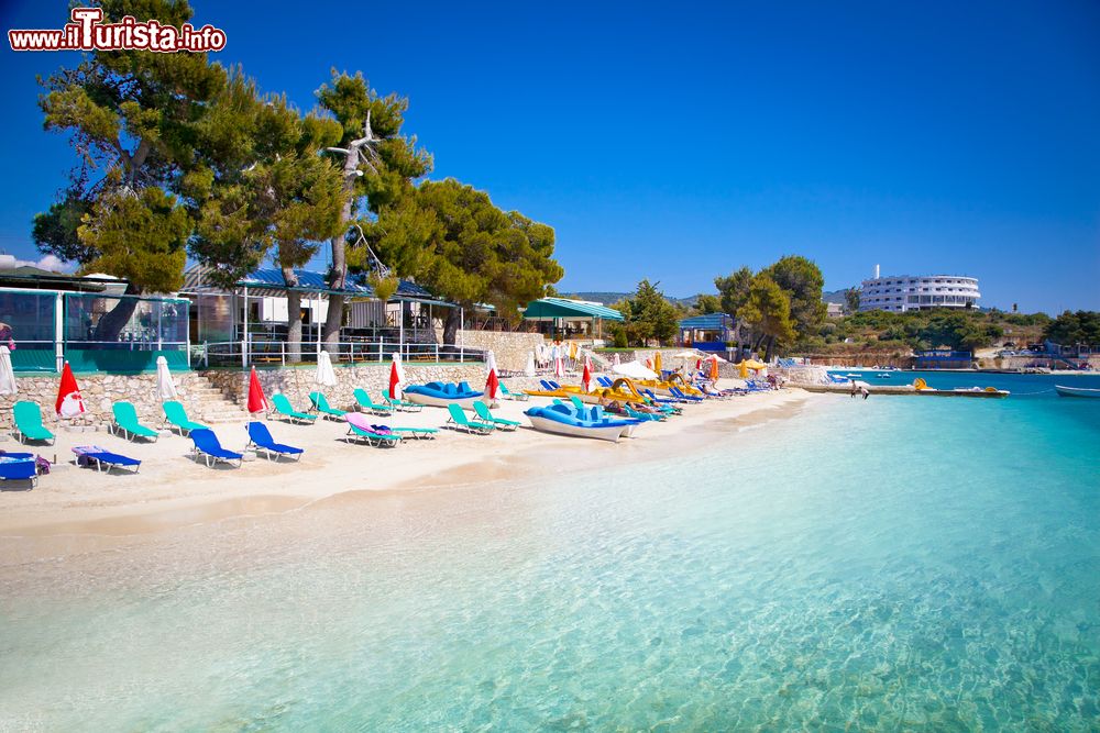 Immagine Le acque turchesi della spiaggia di Ksamil in Albania, una delle più famose località turistiche del sud