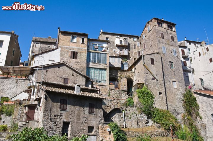 Immagine Le case arroccate del borgo di Ronciglione - © Mi.Ti. / Shutterstock.com