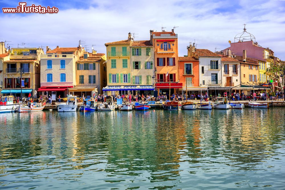 Immagine Le case colorate del porto di Cassis in Costa Azzurra, nella regione della Provenza, sud della Francia.